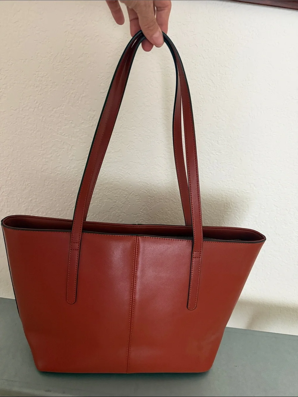 Bostanten leather satchel. Deep red, zipper top. Feet to stand easily.